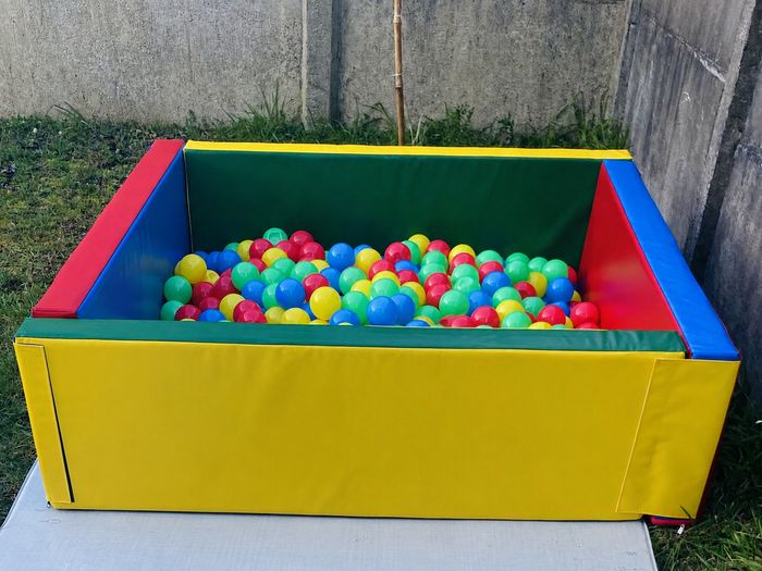 Piscina de pelotas grande, con pelotas de colores