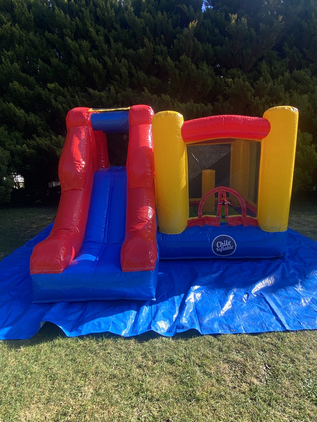 Castillo inflable 3 en 1 con tobogán, armado en un patio